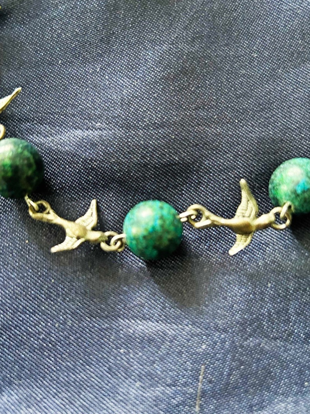 NECKLACE SILVER TONE METAL BIRDS WITH GREEN STONE BEADS, 22 INCHES, TAGS ON, NEW